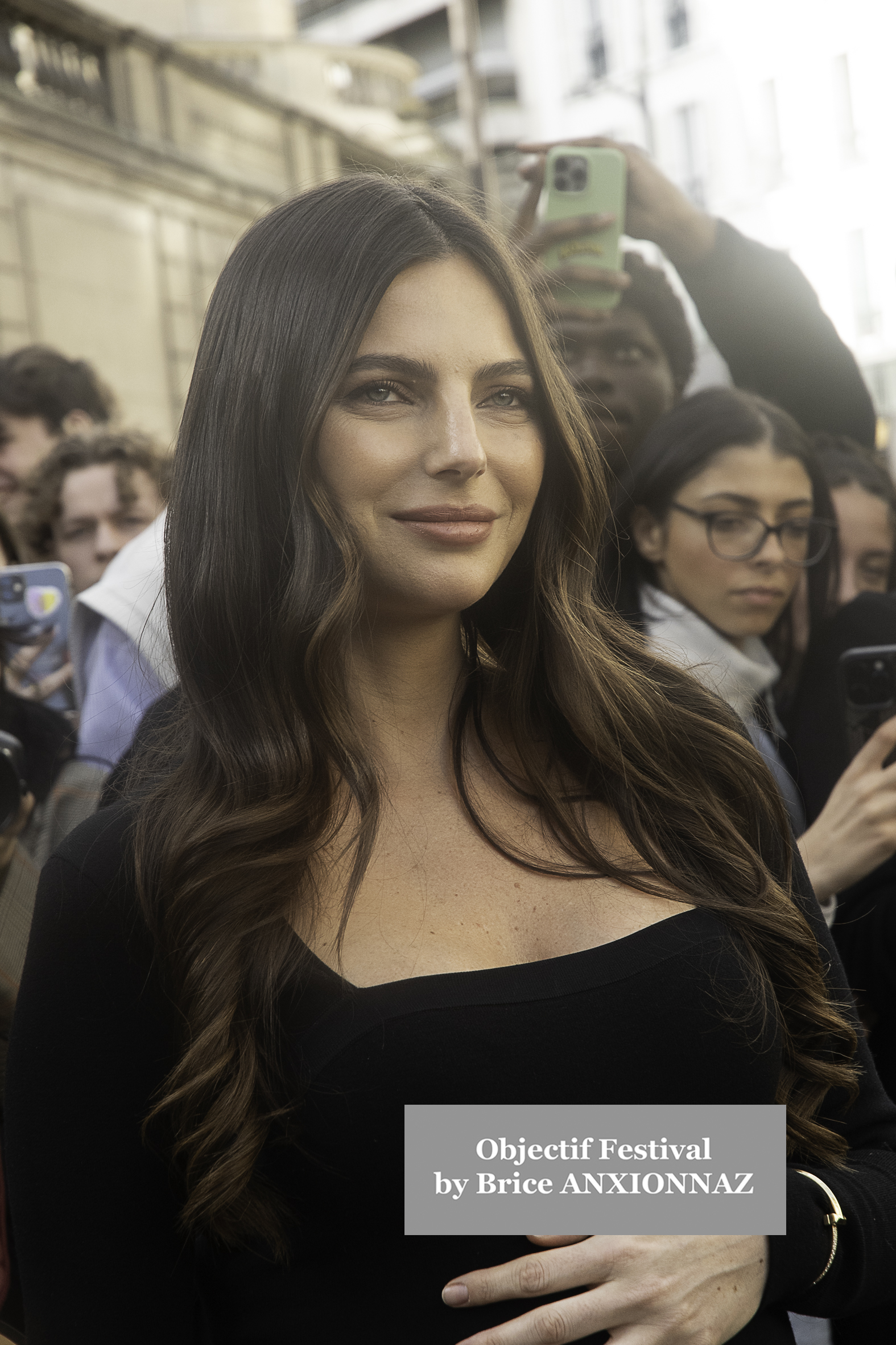 Photo streetstyle de Kim Cattrall - Streetstyle photos of guest arrivals at the Nina Ricci show lors du défilé Nina Ricci Spring 2025 à Streetstyle-photos-of-guest-arrivals-at-the-Nina-Ricci-show, Paris Fashion Week le 7 March 2025 par Brice ANXIONNAZ (Objectif Festival)